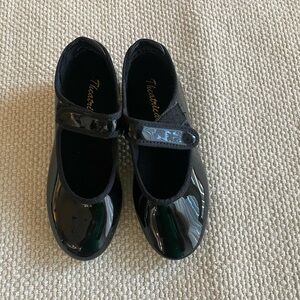 Girl’s Theatricles Tap Shoes Black Size 9.5M Strap Closure EUC